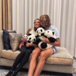 Sophia Thomalla Instagram – Eine Trophäe fürs Regal und 4 Pandas für das Kinderzimmer bringen wir schon mal nach Hause 🥰🏆🐼🐼🐼🐼 Next stop: Beijing 🇨🇳