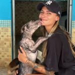 Sophia Thomalla Instagram - Während ich mich in den letzten Tagen mit Lügnern und schlechten Menschen befassen musste, befasse ich mich heute mal mit den Guten. Ich besuchte auf Einladung das Tierheim @dog_and_cat_rescue_samui ❤️ über 300 Hunde und 100 Katzen werden jeden Tag dort betreut. Es gibt täglich ärztliche Behandlungen, Strandspaziergänge, Versorgung und ganz viel Liebe! Was für tolle Leute! ❤️ Hab eine Spende dagelassen, Futter mitgebracht und eine Patenschaft übernommen. Timo (vorletztes Bild) ist mein neues Patenkind 🐶. Besucht und spendet gerne wenn ihr mal hier sein solltet! Die Tiere würden sich freuen