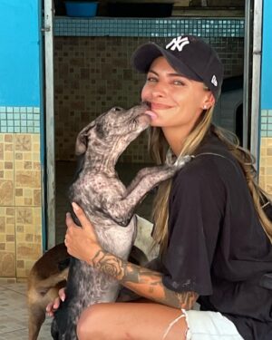 Sophia Thomalla Instagram - Während ich mich in den letzten Tagen mit Lügnern und schlechten Menschen befassen musste, befasse ich mich heute mal mit den Guten. Ich besuchte auf Einladung das Tierheim @dog_and_cat_rescue_samui ❤️ über 300 Hunde und 100 Katzen werden jeden Tag dort betreut. Es gibt täglich ärztliche Behandlungen, Strandspaziergänge, Versorgung und ganz viel Liebe! Was für tolle Leute! ❤️ Hab eine Spende dagelassen, Futter mitgebracht und eine Patenschaft übernommen. Timo (vorletztes Bild) ist mein neues Patenkind 🐶. Besucht und spendet gerne wenn ihr mal hier sein solltet! Die Tiere würden sich freuen