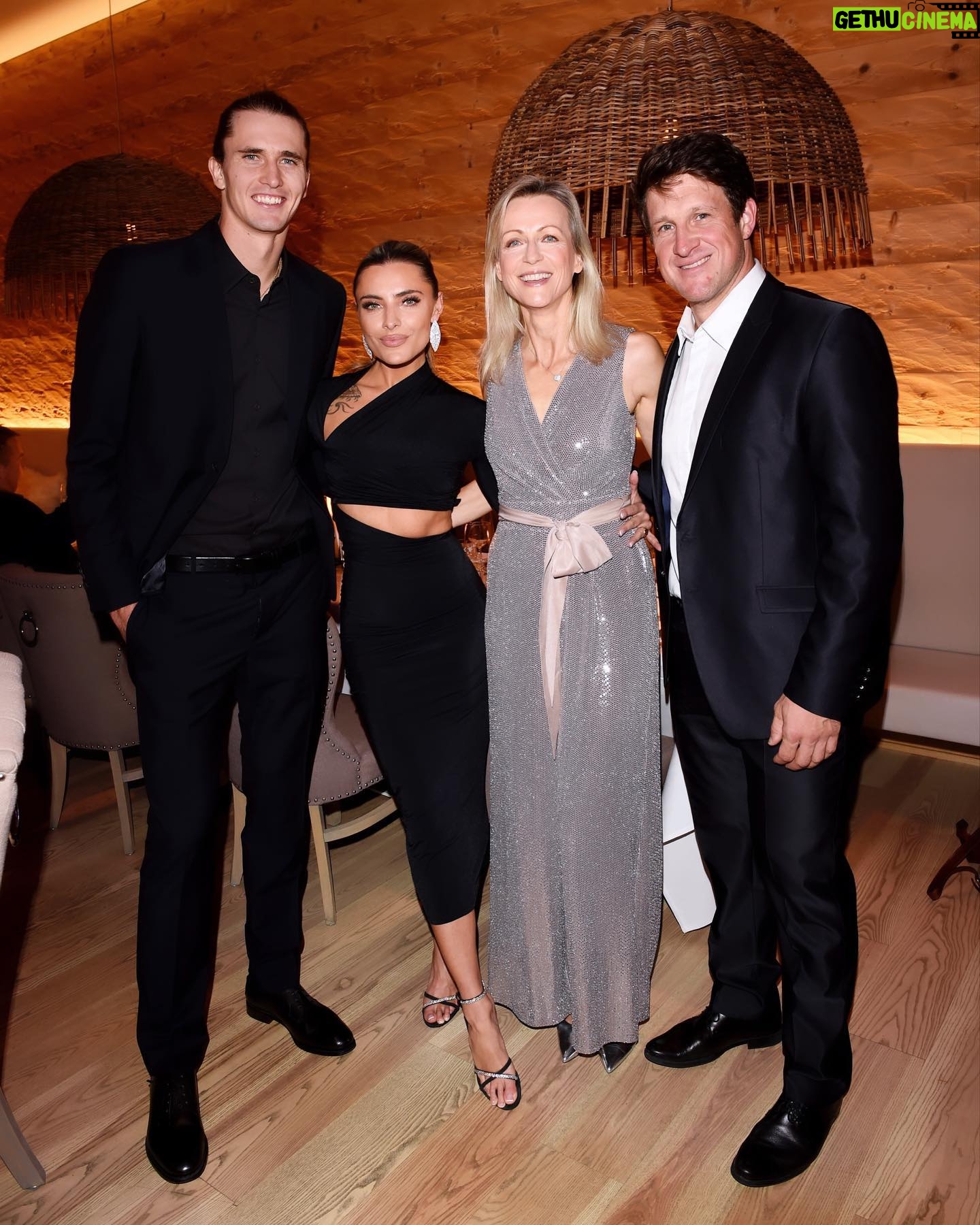 Sophia Thomalla Instagram - Sasch hat bei seiner zweiten Gala der @alexanderzverevfoundation mehr als 100.000€ für Kinder mit Diabetes gesammelt. Ich bin unfassbar stolz auf ihn. Zwei Olympiasieger, eine Krankheit. Was man trotz Diabetes schaffen kann, haben die beiden mehr als bewiesen ❤️