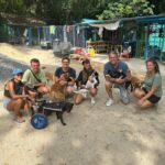 Sophia Thomalla Instagram - Während ich mich in den letzten Tagen mit Lügnern und schlechten Menschen befassen musste, befasse ich mich heute mal mit den Guten. Ich besuchte auf Einladung das Tierheim @dog_and_cat_rescue_samui ❤️ über 300 Hunde und 100 Katzen werden jeden Tag dort betreut. Es gibt täglich ärztliche Behandlungen, Strandspaziergänge, Versorgung und ganz viel Liebe! Was für tolle Leute! ❤️ Hab eine Spende dagelassen, Futter mitgebracht und eine Patenschaft übernommen. Timo (vorletztes Bild) ist mein neues Patenkind 🐶. Besucht und spendet gerne wenn ihr mal hier sein solltet! Die Tiere würden sich freuen