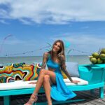 Sophia Thomalla Instagram - Bei mir gibts dieses Jahr Klimawandel. Hier kleben aber nur die Klamotten. Es ist schon wieder so weit… neue Staffel @areyoutheone.de jetzt aus Thailand 🇹🇭🍹