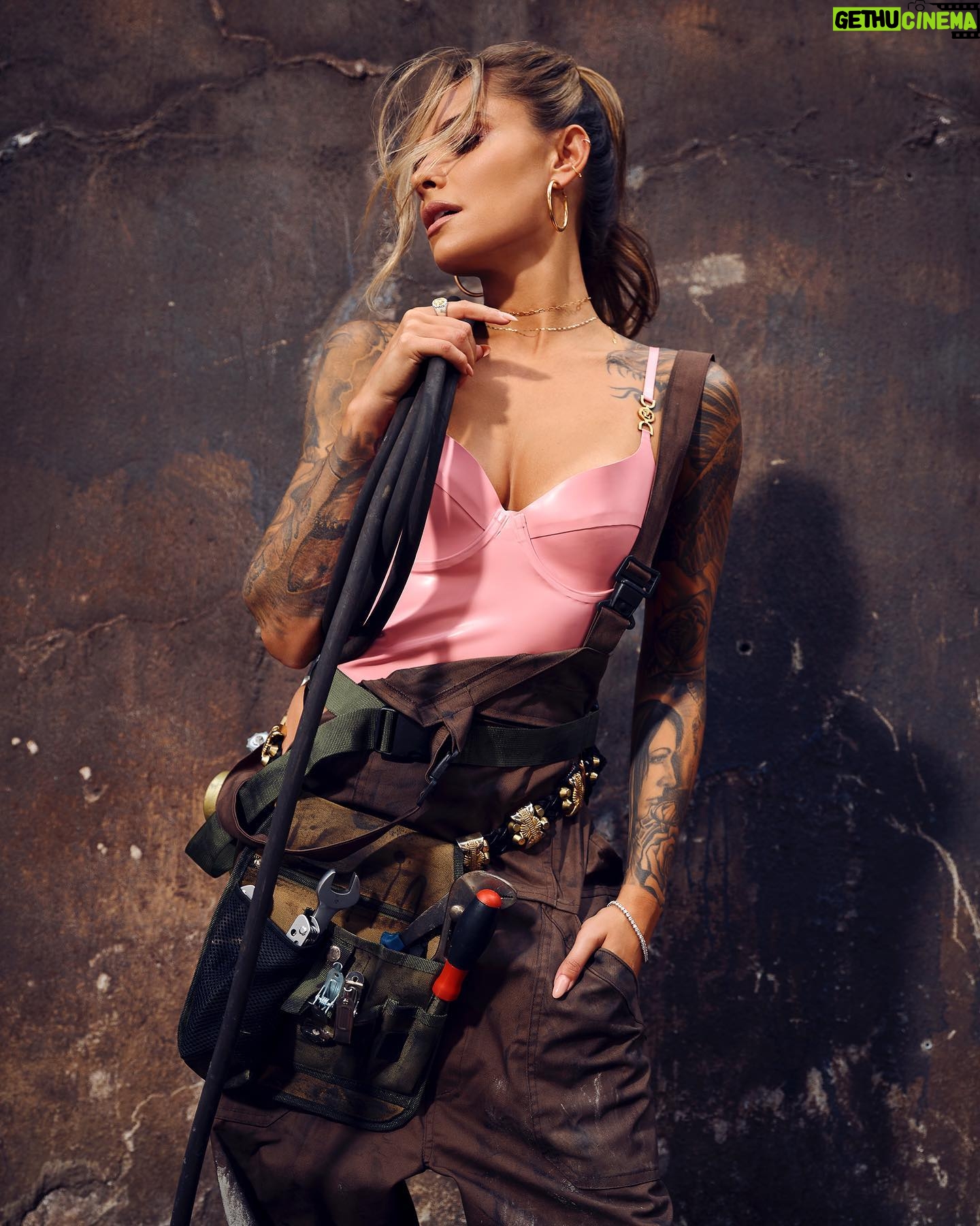 Sophia Thomalla Instagram - Schraube locker? Kein Problem, let me help you. 🤓 📸 by @andra_photography for @schuettflix