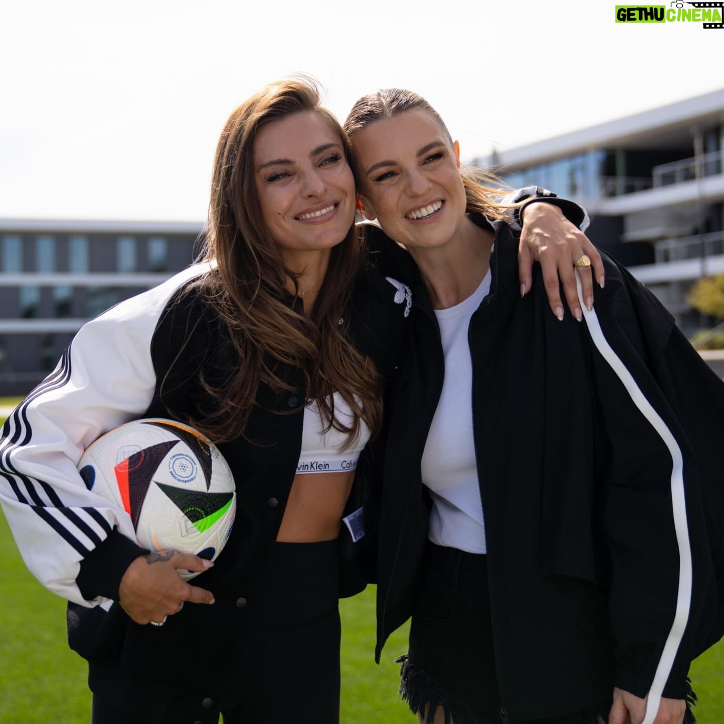 Sophia Thomalla Instagram - Eine die gern mal aus der Reihe tanzt - wie ihr damaliger Lieblingsspieler Jörg Böhme. In Folge 3 von „ @dfb Fußballzeit mit “ gibt’s Frauenpower im Doppelpack. Diesmal zu Gast: die S04-sozialisierte @sophiathomalla , die schon in sehr jungen Jahren an der Existenz des Fußballgotts zweifeln sollte… Warum sie „sofort auf Schalke anfangen könnte“ und auf welchen aktuellen Nationalspieler sie besonders schaut, erfahrt ihr in der neuen Folge. Ab heute auf YouTube 💥 Alle weiteren Infos gibt’s auf fussballzeit.dfb.de 📲 #dfb #fussballzeit #frauenpower