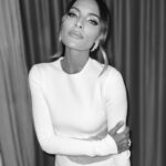 Sophia Thomalla Instagram – Vielen Dank fΓΌr all die herzlichen GlΓΌckwΓΌnsche zum Geburtstag!
Ich danke meinen engsten Vertrauten, Partnern, Freunden, Familienmitgliedern und engsten Wegbegleitern, die mich alle zu dem Menschen gemacht haben, der ich heute bin. Manchmal etwas hart, aber loyal, ehrlich, scharfsinnig und immer gerade raus.
Ich danke aber auch denjenigen, die versucht haben oder nach wie vor versuchen, mich mit dem RΓΌcken an die Wand zu stellen. Ich danke falschen Freunden, falschen Journalisten, falschen Feministinnen, falschen Kollegen, Trittbrettfahrern, VerrΓ€tern, VerrΓ€terinnen sowie hass-und neiderfΓΌllten Menschen im Netz. Dank euch weiΓ ich jetzt genau, wer wer ist.
Ihr habt mir gelehrt, was es mir bedeutet, erfolgreich zu sein. NΓ€mlich nicht mehr so viel wie vorher. Was kommt, das kommt, was nicht kommt, kommt nicht. Mit wem ich arbeite ist mir mittlerweile wichtiger als was ich arbeite.
Ihr habt mir auch gelehrt, was es heiΓt mutige, starke, angstfreie und fleiΓige Menschen an meiner Seite zu haben, beruflich sowieso privat. Menschen, deren Lebensinhalt nicht das Privatleben anderer ist. Ich umgebe mich lieber mit einfachen, guten Leuten als mit der Intelligentsia, die mich stΓ€ndig belehren mΓΆchte.
Ferner habt ihr mir gezeigt, wo meine PrioritΓ€ten liegen.
Ich gehe lieber kellnern, als dass ich aus Angst, Mitleid, Geltungsdrang, Sucht nach Anerkennung, missionarischem Eifer oder paternalistischem Gutmenschgetue, Dinge sage, nicht sage, mache oder mir sogar verbieten lasse.
Dass ich mich in einer Bar wohler fΓΌhle als in einem Fernsehstudio, ist ja allseits bekannt.
I won, you lost and we keep going.
Liebe GrΓΌΓe
Sophia