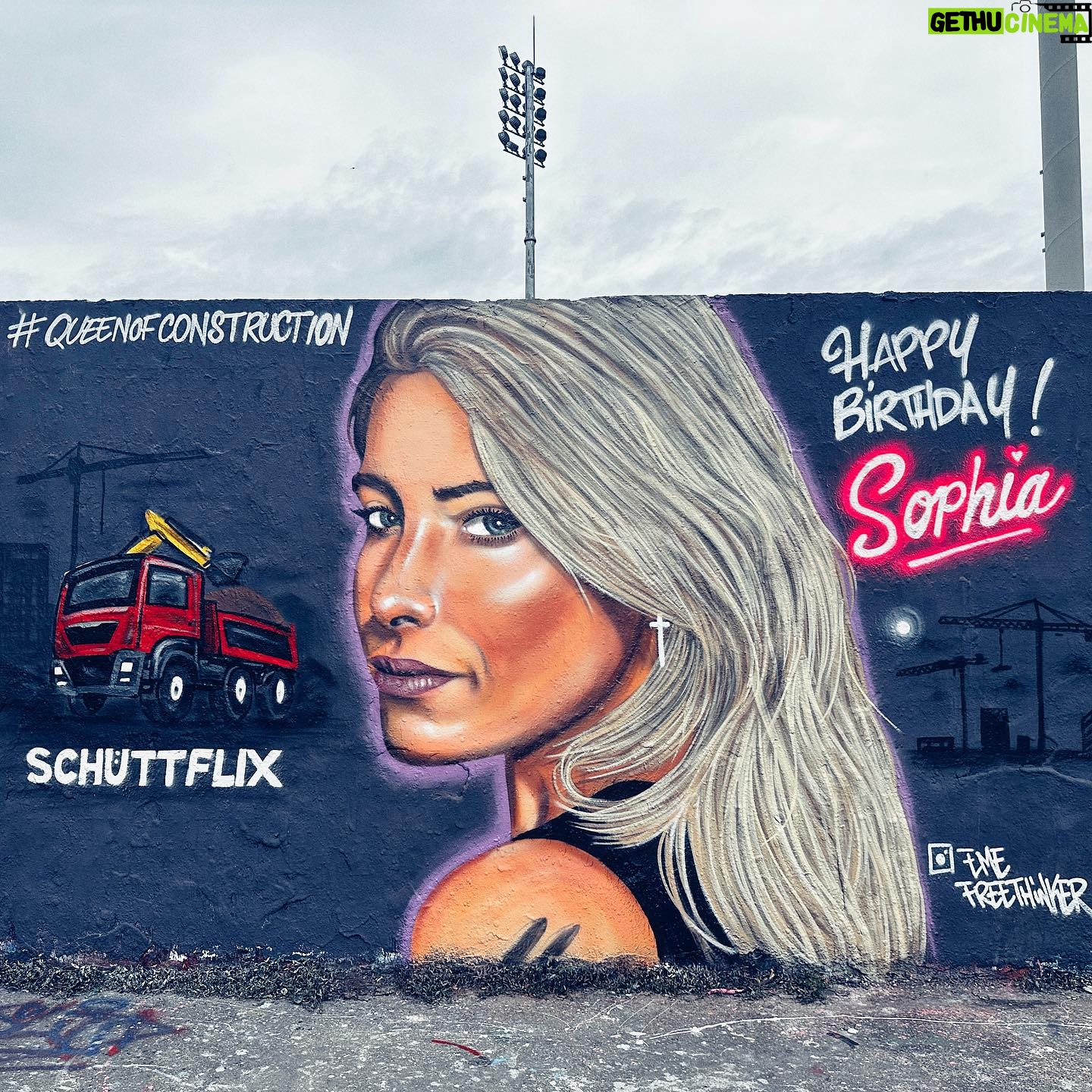 Sophia Thomalla Instagram - #queenofconstruction Happy Birthday, liebe @sophiathomalla !! 🥳 Schön, dass Du schon von Beginn an die erfolgreiche Reise von #schuettflix unterstützt! Bleib genau so wie Du bist: anpackend, leidenschaftlich, authentisch. Wir freuen uns auf viele weitere Jahre!!!