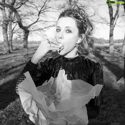Sophia di Martino Instagram - All dressed up to scran chips 📸 by @joelynntw 🖤