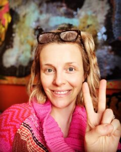 Sophia di Martino Instagram - Ive been hibernating for a while because 🥁 🥁 🥁 I’m not pregnant anymore! Yes, I’ve had a baby. This first bit is a wonderful time that is also exhausting and so hard! So my phone has been locked in a cupboard while we figure it all out. There is a lot of love and a LOT of cake. Back soon! 💗✌🏼 #mamaoftwo