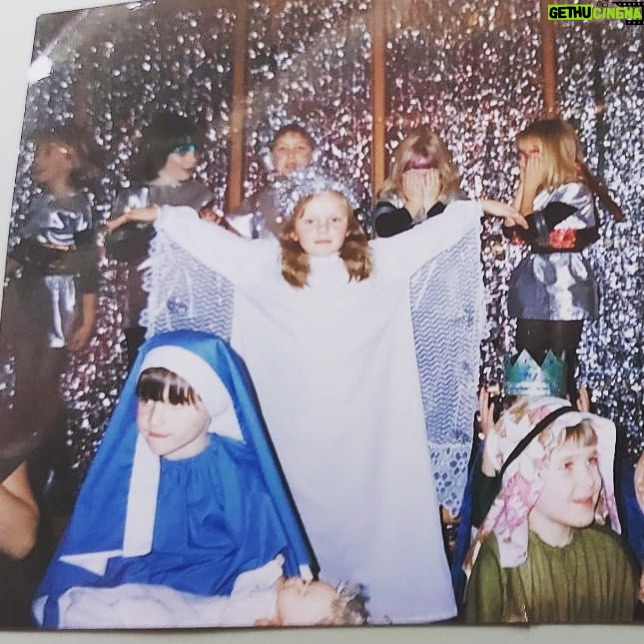 Sophia di Martino Instagram - Happy Christmas from baby me and my poor tired arms 👼 (and shout out to all of the 40 year olds in this photo who i am not in contact with so could not ask permission to post)! 🎄
