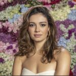Sophie Charlotte Instagram – Todas as Flores ! Obrigada a toda a equipe  técnica! Equipe de caracterização e Figurino! Equipe de câmera e maquinaria , fotografia e Producao ! Todo o elenco primoroso! Meus parceiros maravilhosos! @nathaliasantos e @camila_araujo_alves , @bragamoira e @antoniokarnewale @humbertocarrao e @caiocastro e @marianasousanunes e @chicodiaz_art e @fabioassuncaooficial e @dudabatsow … todos mesmo! Carlos Araujo e toda a equipe de direção . Obrigada @joaoemanuelcarneiro1 ! E claro , muito obrigada @reginacase e @leticiacolin , que honra ter vivido essa jornada ao lado de vocês ! Amo vocês ! #todasasflores @globoplay 🎶 bate outra vez, com esperanças o meu coração ….