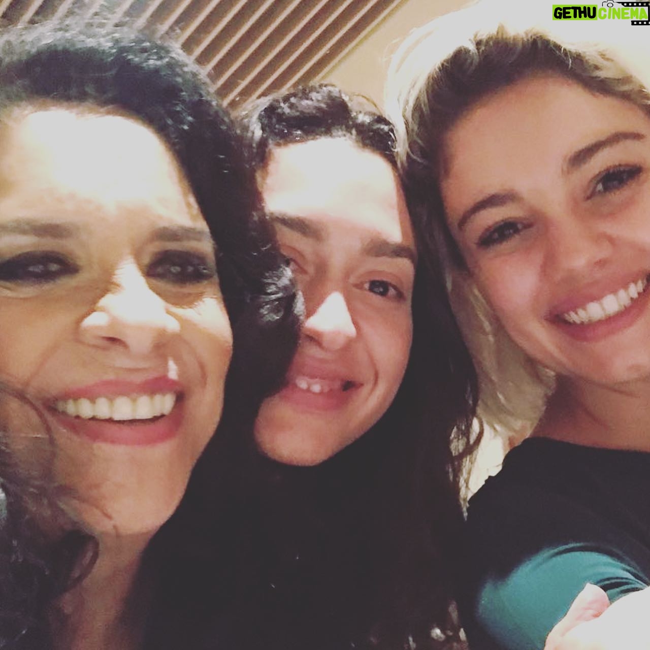 Sophie Charlotte Instagram - Ainda dá tempo de declarar meu amor por você @dandaraferreira ? Hoje é seu aniversário! E preciso que você saiba que te amo! Você me mostrou a Bahia , me apresentou a magia de Salvador e os encantos dessa cidade e quando vi já estava apaixonada pela sua terra , pelas ruas e pessoas que você me apresentou. Num verão com tons de sonho que nunca vou esquecer ! Você é minha diretora , minha MB , parceira de cena e de sonho ! Adoro seu jeito discreto e atento a tudo, seu mistério de baiana. Te acho porreta Danda ! Te admiro ! Tantos anos, histórias ,risos e lágrimas também ….. e ainda tanto pra viver contigo … pra te aplaudir e te ver conquistar! Que você realize todos os seus sonhos ! (E esse ano chega aos cinemas #meunomeégal e tanta emoção , e força e saudade, e gratidão por essa estreia … haja coração ! E Gal pra sempre ! E sempre !) Quero você feliz sempre !!! Queria te dar um abraço forte hoje. Feliz Aniversário! E obrigada por tanto!