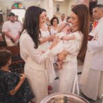 Sophie Charlotte Instagram - Ser escolhida Madrinha , da filha da minha melhor amiga , de uma amizade de 17 anos , é um privilégio. É uma conexão pra vida inteira ! Ser madrinha da Tereza , nossa passarinha ! Guerreira desde a barriga ! A gatinha manhosa que veio pra completar a família e iluminar tudo a sua volta ! Obrigada Thaila e Renato por essa dádiva , e esse batismos tão especial na capela de Santa Terezinha , santa que amo tanto ! E que dá nome a essa boneca e também a sua bisavó, mostrando a força da vida , dos encontros e do AMOR! Viva Tereza ! Que Deus te abençoe e guarde sempre ! A Dinda tá aqui .