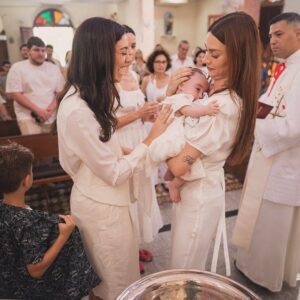 Sophie Charlotte Instagram - Ser escolhida Madrinha , da filha da minha melhor amiga , de uma amizade de 17 anos , é um privilégio. É uma conexão pra vida inteira ! Ser madrinha da Tereza , nossa passarinha ! 
Guerreira desde a barriga ! 
A gatinha manhosa que veio pra completar a família e iluminar tudo a sua volta ! 
Obrigada Thaila e Renato por essa dádiva , e esse batismos tão especial na capela de Santa Terezinha , santa que amo tanto ! 
E que dá nome a essa boneca e também a sua bisavó, mostrando a força da vida , dos encontros e do AMOR! 

Viva Tereza ! 
Que Deus te abençoe e guarde sempre ! 
A Dinda tá aqui .