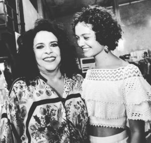 Sophie Charlotte Instagram - GAL 

Maria da Graça . Gracinha . Gaúcha . Gal ! 
Gal Costa !!!!!!! 

Você é a estrela maior , primeira , minha sorte , barato total … DIVINA MARAVILHOSA! 

Generosa , carinhosa, sedutora! 
Olhos de mistério absoluto( castanhos com rasgos azuis … vai entender !) 

Agradeço . TUDO! 
Você permitiu , me deu a honra maior como artista. Aprender contigo ,e como você,  a VIVER , a cantar , a ser mais ! Mais mulher , mais legal, mais mistério, mais astral, mais liberdade !  E me trouxe novos amigos, carnaval , uma outra juventude, praias ….. e a Bahia !!!! 

Baby!!!! Já estou com saudade! 

Queria te falar tanto …. Que te amo. Te falei né ?!?? Falei, ainda bem !
Fa-tal! 
E que a gente toda que fez seu filme, fez pra você ! Por você ! Com todo amor ! 

Te reverencio em absoluto !!!! 
Sua arte , sua revolução , sua brasilidade , sua voz infinita! 
Que ecoará eternamente ! Baiana! 

Um abraço forte para todos os fãs devotos, todos os amigos, sua família , e em especial seu Gabriel ! Força pra gente que segue aqui contigo no coração ! 

LUZ! BRILHANTE! CRISTAL! 

G
A
L

C
O
S
T
A. 💛☀️🌻