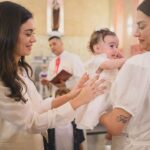 Sophie Charlotte Instagram - Ser escolhida Madrinha , da filha da minha melhor amiga , de uma amizade de 17 anos , é um privilégio. É uma conexão pra vida inteira ! Ser madrinha da Tereza , nossa passarinha ! Guerreira desde a barriga ! A gatinha manhosa que veio pra completar a família e iluminar tudo a sua volta ! Obrigada Thaila e Renato por essa dádiva , e esse batismos tão especial na capela de Santa Terezinha , santa que amo tanto ! E que dá nome a essa boneca e também a sua bisavó, mostrando a força da vida , dos encontros e do AMOR! Viva Tereza ! Que Deus te abençoe e guarde sempre ! A Dinda tá aqui .