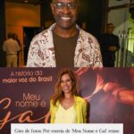 Sophie Charlotte Instagram - Um dos filmes mais aguardados do ano, #MeuNomeéGal ganhou pré-estreia concorrida em #Salvador, terra natal de #GalCosta, na noite desta segunda-feira (2), no #CineGlauberRocha, no Centro. O lançamento do longa-metragem contou com a presença da atriz #SophieCharlotte, que interpreta a cantora, das diretoras Dandara Ferreira e Lô Politi, e dos atores Luis Lobianco, Caio Scot, Elen Clarice e Chica Carelli. "Me aproximar dela, mergulhar em sua obra, na sua vida, na sua existência, na sua história, só me fez admirar ainda mais a #Gal. Eu amo a Gal Costa. E eu fiz com todo o meu coração mesmo essa homenagem. Ela é incrível, e o que ela realizou é surreal. Porque ela se transformou e se modernizou tanto ao longo da vida”, disse Sophie em entrevista ao Alô Alô Bahia. “Para mim é uma tristeza enorme Gal não estar aqui hoje com a gente. O filme foi inteiro pensado para ela: uma homenagem para ela curtir, para ela revivenciar muitas memórias que foram importantes para a vida dela. E aí, os percalços da vida… infelizmente, Gal não está aqui hoje, mas eu tenho certeza que onde ela estiver ela vai estar muito feliz com o projeto, porque é uma declaração de amor”, declarou Dandara. Galeria completa no Alô Alô Bahia - link na bio ou Stories. 📸: Elias Dantas / Alô Alô Bahia #AloAloBahia #Bahia - compartilhe a informação.