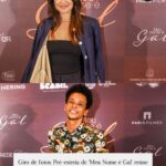 Sophie Charlotte Instagram - Um dos filmes mais aguardados do ano, #MeuNomeéGal ganhou pré-estreia concorrida em #Salvador, terra natal de #GalCosta, na noite desta segunda-feira (2), no #CineGlauberRocha, no Centro. O lançamento do longa-metragem contou com a presença da atriz #SophieCharlotte, que interpreta a cantora, das diretoras Dandara Ferreira e Lô Politi, e dos atores Luis Lobianco, Caio Scot, Elen Clarice e Chica Carelli. "Me aproximar dela, mergulhar em sua obra, na sua vida, na sua existência, na sua história, só me fez admirar ainda mais a #Gal. Eu amo a Gal Costa. E eu fiz com todo o meu coração mesmo essa homenagem. Ela é incrível, e o que ela realizou é surreal. Porque ela se transformou e se modernizou tanto ao longo da vida”, disse Sophie em entrevista ao Alô Alô Bahia. “Para mim é uma tristeza enorme Gal não estar aqui hoje com a gente. O filme foi inteiro pensado para ela: uma homenagem para ela curtir, para ela revivenciar muitas memórias que foram importantes para a vida dela. E aí, os percalços da vida… infelizmente, Gal não está aqui hoje, mas eu tenho certeza que onde ela estiver ela vai estar muito feliz com o projeto, porque é uma declaração de amor”, declarou Dandara. Galeria completa no Alô Alô Bahia - link na bio ou Stories. 📸: Elias Dantas / Alô Alô Bahia #AloAloBahia #Bahia - compartilhe a informação.