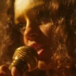 Sophie Charlotte Instagram – Gal Costa teve atitude pra fazer acontecer o Fa-Tal – Gal a Todo Vapor! 🎤🎶 @sophiecharlotte1 se transforma no ícone da Tropicália em #MeuNomeÉGal, que acabou de chegar no @telecine! 

#PraTodosVerem: cena do filme Meu Nome é Gal em que Gal Costa, vivida por Sophie Charlotte, canta a música Dê um Rolê, da banda Novos Baianos. O trecho em sequência mostra a própria Gal Costa cantando a mesma canção em um show.