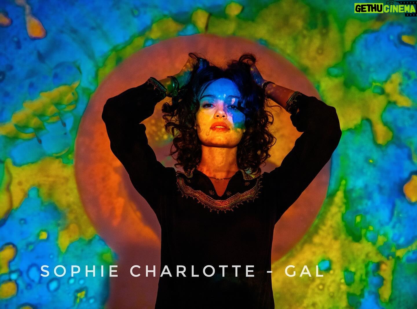 Sophie Charlotte Instagram - Nossa Gal já nasceu Sophie. As duas se confundem, se preenchem, se completam. Para mim, depois de um mergulho tão profundo na alma e na psiquê das duas, para entender onde e como elas se juntam, elas viraram uma só. Ao longo dos anos em que Sophie foi se preparando para se transformar em Gal fui percebendo a mágica de Gal também se transformar em Sophie. Minha Gal se confunde à Gal de Sophie. Já desde muito tempo não consigo pensar em Gal sem ver Sophie. E não tenho dúvidas que, para o filme, o mergulho em Sophie foi tão importante quanto o mergulho em Gal. Sophie tem os olhos doces de Gal. Uma certa timidez, uma fala suave. Um mistério que ela gosta de cultivar, um sei exatamente o quê de Gal. Mas que ninguém se engane. Por trás dos olhos doces e da fala mansa de Sophie, tem ali dentro um vulcão em constante erupção. Vulcão de lavas tão incandescentes quanto o que fez Gal explodir em Divino Maravilhoso e se estabelecer em luz do sol e amor da cabeça aos pés no Fa-Tal. Uma força que move o fogo para frente sem nunca deixar de beber das águas que estão para dentro ou ficaram para trás. A Gal de Sophie é fogo que queima em mar de águas profundas. @sophiecharlotte1 @galcosta @meunomeegalofilme @parisfilmes @dramaticafilmes @globofilmes foto: @_stellacarvalho_ arte projetada: @apeticov