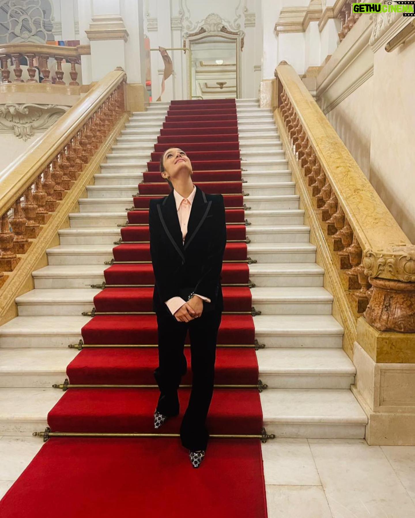 Sophie Charlotte Instagram - Um noite no Teatro Municipal de São Paulo. Obrigada @gucci CONTRAMEMORIA , cultura em movimento . Repensando a semana de 22. Amei o convite @carlamoreire , @vitorsouza___ . Make @herodrigues Style @patriciazuffa
