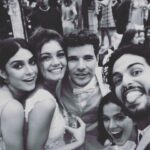 Sophie Charlotte Instagram – Dedé!!!! @andrenicolau . Meu amigo de gargalhadas e palhaçadas , e também de colo e escuta. O primeiro amigo a conhecer Otto. Primeiro que me viu de noiva ( afinal ele é meu fotógrafo preferido!) te amo tanto meu amigo! É tanta história! Eu adoro seu jeito apaixonado e esteta que presta atenção em cada detalhe! Queria estar hoje na sua festa ! Mas mando todo meu amor por aqui, por motivo de trabalho. Que a vida seja doce  pra você como esse drink de mel de cacau! E que venham muuuitas viagens e encontros porque a vida é bem melhor contigo!