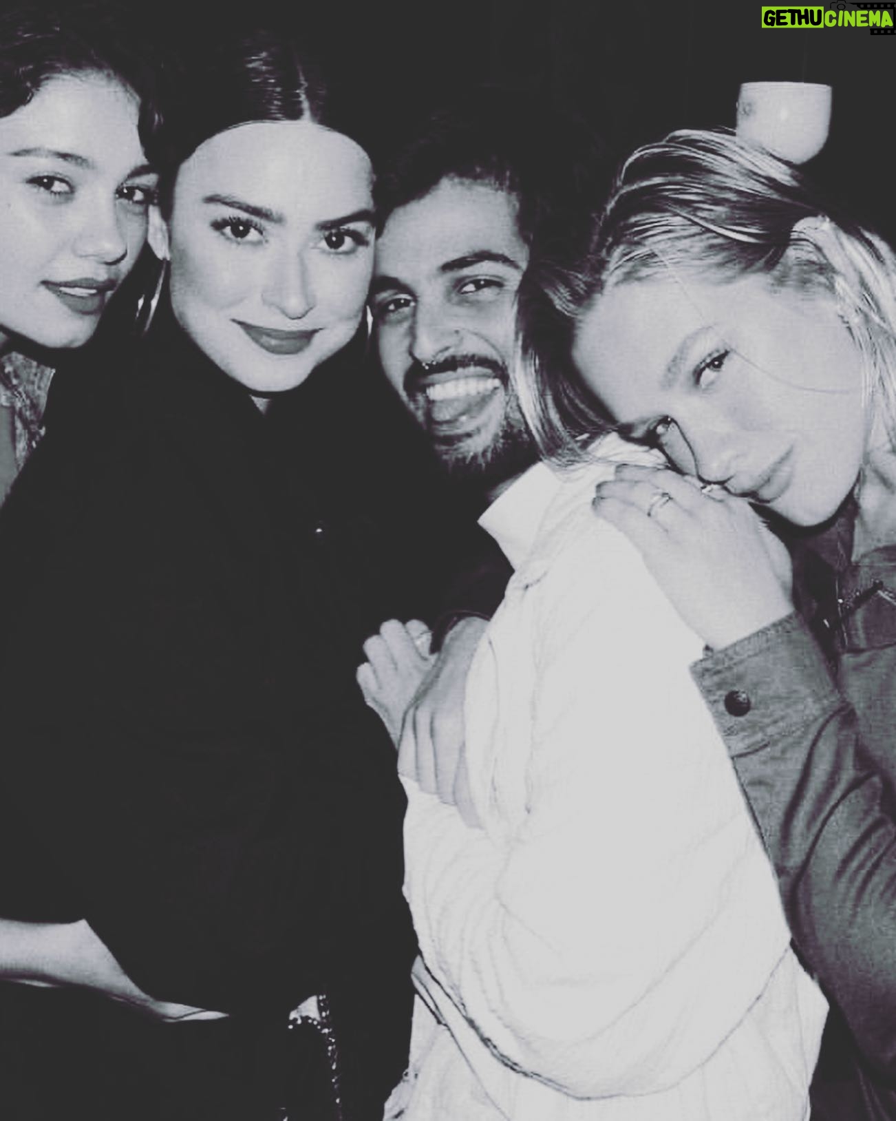 Sophie Charlotte Instagram - Dedé!!!! @andrenicolau . Meu amigo de gargalhadas e palhaçadas , e também de colo e escuta. O primeiro amigo a conhecer Otto. Primeiro que me viu de noiva ( afinal ele é meu fotógrafo preferido!) te amo tanto meu amigo! É tanta história! Eu adoro seu jeito apaixonado e esteta que presta atenção em cada detalhe! Queria estar hoje na sua festa ! Mas mando todo meu amor por aqui, por motivo de trabalho. Que a vida seja doce pra você como esse drink de mel de cacau! E que venham muuuitas viagens e encontros porque a vida é bem melhor contigo!