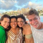 Sophie Charlotte Instagram - A gente trabalha pra caramba mas quando é para se divertir a gente também tem o maior gás!!!!!! Tudo bem que a saudade, a vontade de estar junto deixou todo mundo eufórico… Mas essa energia da @leticiacolin é surreal, né gente? Olha ela comandando a tropa! Foi uma delícia passar o dia no mar e almoçar no @restaurantepreta ! Quem tá curtindo esse nosso fim de semana na Bahia junto com a gente? ❤️☀️ @leticiacolin @sophiecharlotte1 @fabioassuncaooficial
