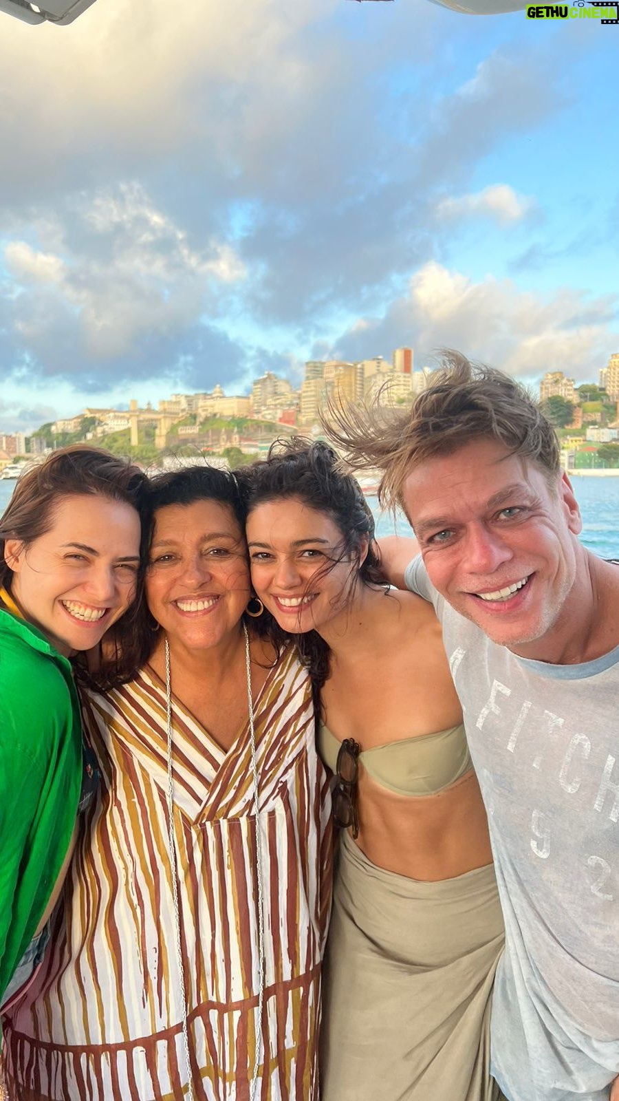 Sophie Charlotte - 68.5K Likes - A gente trabalha pra caramba mas quando é para se divertir a gente também tem o maior gás!!!!!!
Tudo bem que a saudade, a vontade de estar junto deixou todo mundo eufórico…
Mas essa energia da @leticiacolin é surreal, né gente?
Olha ela comandando a tropa!
Foi uma delícia passar o dia no mar e almoçar no @restaurantepreta !
Quem tá curtindo esse nosso fim de semana na Bahia junto com a gente? ❤️☀️
@leticiacolin
@sophiecharlotte1
@fabioassuncaooficial