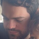 Sophie Charlotte Instagram – Hoje é aniversário do meu irmão, que é meu melhor amigo! Por ser mais velha que ele pensei que eu seria a fortaleza dele… mas na real é ele que é meu Porto Seguro. Meu lugar garantido de risadas , lembranças e colo pra tudo ! Você é padrinho do nosso Otto , o melhor Dindo do universo! Eu te amo tanto que nem adianta tentar explicar aqui. Só ao vivo ! Hoje vc tá curtindo seu aniversário com toda a liberdade que você merece ! 🗽 APROVEITA TUDO ! A sua felicidade é a minha também! Te amo meu Anjo , meu Angelo! @wolfangelo 

Ps: essa é a nossa música! Somos crianças quando estamos juntos .não julguem. Fim .