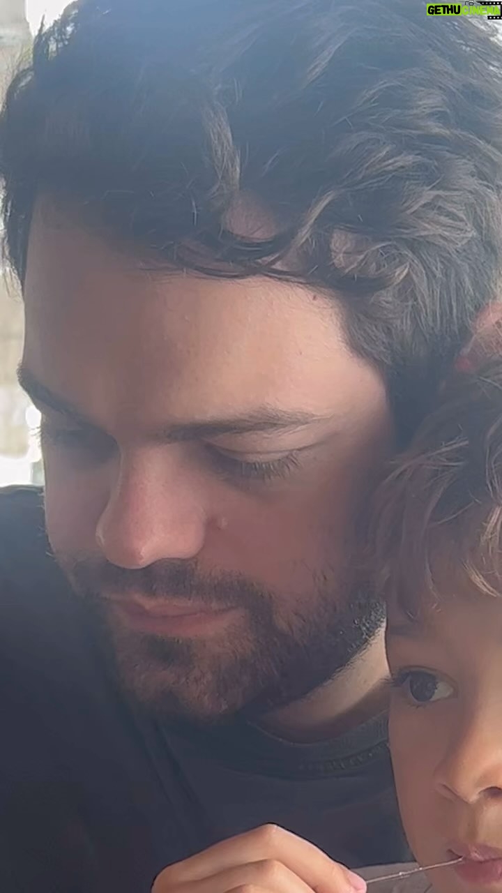 Sophie Charlotte Instagram - Hoje é aniversário do meu irmão, que é meu melhor amigo! Por ser mais velha que ele pensei que eu seria a fortaleza dele… mas na real é ele que é meu Porto Seguro. Meu lugar garantido de risadas , lembranças e colo pra tudo ! Você é padrinho do nosso Otto , o melhor Dindo do universo! Eu te amo tanto que nem adianta tentar explicar aqui. Só ao vivo ! Hoje vc tá curtindo seu aniversário com toda a liberdade que você merece ! 🗽 APROVEITA TUDO ! A sua felicidade é a minha também! Te amo meu Anjo , meu Angelo! @wolfangelo Ps: essa é a nossa música! Somos crianças quando estamos juntos .não julguem. Fim .