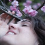 Sophie Charlotte Instagram - Hoje é dia de @elenclarice , e eu queria estar a caminho da sua casa pra te dar um abraço apertado pessoalmente… mas estou trabalhando . Então vou usar esse universo virtual pra fazer meu beijo chegar até aí onde você está… desejo pra você toda a saúde , caminhos abertos e flores pelo seu caminho! Elen.Clarice Você tem essa lente de ver a gente, com afeto Olhar profundo, escuta atenta. Tem coisas minhas que só você sabe, umas miudezas , umas manias , umas arestas, uns ângulos, umas piadas, uns respiros. Porque você é minha irmã, meu filho e seu são irmãos inventados , nessa família que inventamos… matriarcas. Badabas. Obrigada por tudo-tanto-imenso! Te amo , te admiro, te celebro! Você é muito importante pra mim! Muito! Ainda bem que você está na minha vida! Flor de cerejeira pra sempre será você! Feliz aniversário! 🌸