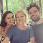 Sophie Charlotte Instagram – Minha Mãe! Mar de amor . Porto Seguro . Seu dia . Dia 8 de março . Dia internacional de LUTA. Celebro você , e tudo de seu que me habita. E para além de mim , seu neto. Ser OMA de Otto. Ser presença quando não posso.  Pegar na escola , dar comida , banho. Amor. Puro amor. Não tem nada mais sagrado que amor de mãe . Viva Renate! Renascimento! Muitas voltas ao redor do sol ☀️(da Praia) ! Que sempre irá te iluminar ! Te amo . 💛 ICH LIEBE DICH!