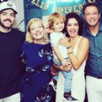 Sophie Charlotte Instagram – Minha Mãe! Mar de amor . Porto Seguro . Seu dia . Dia 8 de março . Dia internacional de LUTA. Celebro você , e tudo de seu que me habita. E para além de mim , seu neto. Ser OMA de Otto. Ser presença quando não posso.  Pegar na escola , dar comida , banho. Amor. Puro amor. Não tem nada mais sagrado que amor de mãe . Viva Renate! Renascimento! Muitas voltas ao redor do sol ☀️(da Praia) ! Que sempre irá te iluminar ! Te amo . 💛 ICH LIEBE DICH!