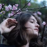 Sophie Charlotte Instagram - Hoje é dia de @elenclarice , e eu queria estar a caminho da sua casa pra te dar um abraço apertado pessoalmente… mas estou trabalhando . Então vou usar esse universo virtual pra fazer meu beijo chegar até aí onde você está… desejo pra você toda a saúde , caminhos abertos e flores pelo seu caminho! Elen.Clarice Você tem essa lente de ver a gente, com afeto Olhar profundo, escuta atenta. Tem coisas minhas que só você sabe, umas miudezas , umas manias , umas arestas, uns ângulos, umas piadas, uns respiros. Porque você é minha irmã, meu filho e seu são irmãos inventados , nessa família que inventamos… matriarcas. Badabas. Obrigada por tudo-tanto-imenso! Te amo , te admiro, te celebro! Você é muito importante pra mim! Muito! Ainda bem que você está na minha vida! Flor de cerejeira pra sempre será você! Feliz aniversário! 🌸
