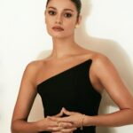 Sophie Charlotte Instagram - Uma honra estar no #upfrontglobo2024 @globoads para apresentar a nossa novela Renascer ! Viva a teledramaturgia brasileira na @tvglobo ! Style @pedrosales_1 Dress @muglerofficial Joias @fernandojorge Beauty @silviogiorgio Foto @andrenicolau #upfrontglobo2024 #penseglobo