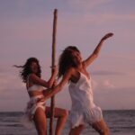Sophie Charlotte Instagram - @elenclarice faz aniversário hoje… minha irmã completa mais uma dança ao redor do sol…. E eu tenho tantas fotos tão lindas com ela , ilustrando os anos que já estamos na vida uma da outra …. Compartilhando alegria , praia , risadas e fases e cabelos diferentes … e também amparando , enxugando lágrimas e conhecendo de perto muito de perto a existência e a verdade uma da outra. Juntas estamos amadurecendo , criando nossos meninos , aprendendo a viver ! Como é bom testemunhar a maravilha de viver tendo você como amiga ! E como é lindo ter tantas fotos do @julinhoandrade registrando essa história ! Te amo ! Sinta meu abraço apertado ! Viva você !!!!!! Viva sua existência! Saudade já !