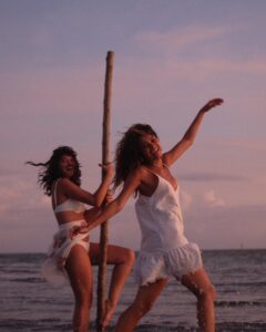 Sophie Charlotte Instagram - @elenclarice faz aniversário hoje… minha irmã completa mais uma dança ao redor do sol…. E eu tenho tantas fotos tão lindas com ela , ilustrando os anos que já estamos na vida uma da outra …. Compartilhando alegria , praia , risadas e fases e cabelos diferentes … e também amparando , enxugando lágrimas e conhecendo de perto muito de perto a existência e a verdade uma da outra. Juntas estamos amadurecendo , criando nossos meninos , aprendendo a viver ! Como é bom testemunhar a maravilha de viver tendo você como amiga ! E como é lindo ter tantas fotos do @julinhoandrade registrando essa história ! Te amo ! Sinta meu abraço apertado ! Viva você !!!!!! Viva sua existência! Saudade já !