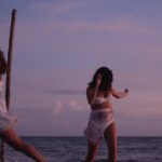 Sophie Charlotte Instagram - @elenclarice faz aniversário hoje… minha irmã completa mais uma dança ao redor do sol…. E eu tenho tantas fotos tão lindas com ela , ilustrando os anos que já estamos na vida uma da outra …. Compartilhando alegria , praia , risadas e fases e cabelos diferentes … e também amparando , enxugando lágrimas e conhecendo de perto muito de perto a existência e a verdade uma da outra. Juntas estamos amadurecendo , criando nossos meninos , aprendendo a viver ! Como é bom testemunhar a maravilha de viver tendo você como amiga ! E como é lindo ter tantas fotos do @julinhoandrade registrando essa história ! Te amo ! Sinta meu abraço apertado ! Viva você !!!!!! Viva sua existência! Saudade já !