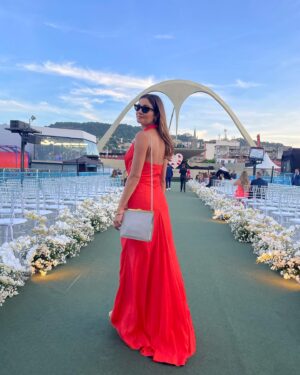 Sophie Charlotte Instagram - Que emoção estar no seu casamento @sampaio_carol ! Você que esteve em tantos momentos importantes da minha vida ! Você merece todo o amor ! E estamos aqui pra celebrar sua união com o Fred! Corações cheios de alegria ! #casamentocarolefred 

Vestido @marturj ❤️