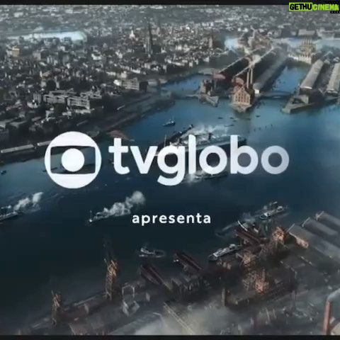 Sophie Charlotte Instagram - Passaporte para Liberdade Estreia dia 20.12.2021 @tvglobo e @globoplay Eu não poderia estar mais emocionada. Pela jornada heróica de Aracy de Carvalho . Pela honra de homenagear os que lutaram contra o nazismo e os horrores da segunda guerra mundial. Pela responsabilidade perante , a família da Aracy e do João , e dos descendentes dos sobreviventes do holocausto. Contar essa história é muito importante! A travessia me ensinou muito. Fiz tudo com coragem e amor. Para a equipe de direção , de fotografia , equipe de produção , figurino, caracterização, arte, continuidade, preparação, equipe técnica, equipe de efeitos especiais , todas as participações , e elenco de apoio e figuração . Toda parte de apoio e logística , a todos os envolvidos (e foram muitos!) o meu MUITO OBRIGADA! Tive o privilégio de trabalhar com @barbaraharrington24 @mariasilvia_por_ai @rodrigolombardi @peterketnath @stefan_weinert @iza__gwizdak @gabipetry @sivanmast @helenavarvaki @brucegomlevsky @j.garfa @fabigugli @tarcisio.magalhaes.7 @aryecampos @camillalecciolli @luisalevenstein @joaovelhaco @joao_cortes e @theomedon e muitos outros que não tenho insta … Texto @marioteixeira2021 e Rachel Antony Direção @jaymemonjardim @roberto.burd @seanisoares @joaostefanello e Carol Fotografia @baiao.pablo , câmera @pachecodavi @jorgecapeta Produção incansável @samanthasantos !!!! … e André e @cambraiagu e tantos outros! E depois que morena nasceu a Mari ! Figurino @paulahessenvan @franca_rogerio e sua equipe que eu amo, Márcia Déia ! Caracterização: conceituação em Buenos Aires @marisa_amenta , no Brasil @dayseteixeiracursos Arte Lara (não tenho seu insta) e @paula_rocha_arte e sua equipe maravilhosa … Continuidade @carmemlevy Agradecimento especial @monicaalbuquerque50 e Silvio de Abreu , @sptvintl e @florestaprod Obrigada @cacociocler pelo lindo documentário sobre Aracy! “Esse viver ninguém me tira”!