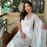 Sophie Choudry Instagram - Hope you all had a beautiful Eid🤗🌙🩷 And while we celebrate with hearts and stomachs full, keep those who aren’t so fortunate in ur prayers🤲🏼🙏🏼 #EidMubarak #Eid2024 #Sheer #gratitude #sophiechoudry #sharara Tku @shopmulmul for my gorgeous outfit 🤍