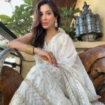 Sophie Choudry Instagram - Hope you all had a beautiful Eid🤗🌙🩷 And while we celebrate with hearts and stomachs full, keep those who aren’t so fortunate in ur prayers🤲🏼🙏🏼 #EidMubarak #Eid2024 #Sheer #gratitude #sophiechoudry #sharara Tku @shopmulmul for my gorgeous outfit 🤍