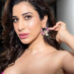 Sophie Choudry Instagram - Thank you @realbollywoodhungama for honouring me with “Most Stylish Pop Queen of the Year” at #bhstyleicons2024 🩷🙏🏼 I’m insanely passionate about my music videos and stage style and it means a lot to be recognised for it! Tku to my amazing HMU teams, the designers and stylists I work with & above all my Momager. You are my style queen Ma🩷😘 Big love @divyachablani15 @harryrajput64 @ambereenyusuf @jerrydsouzaofficial @tanimakhosla 📸 @dinesh_ahuja HMU @harryrajput64 Outfit @rebeccavallance Jewels @farahkhanworld Co-styled by @tanimakhosla PR @butterflycomm.in @ritudevnani #styleawards #popdiva #moststylish #OGdiva #sophiechoudry #trending #trendingsongs #bollywoodhungama