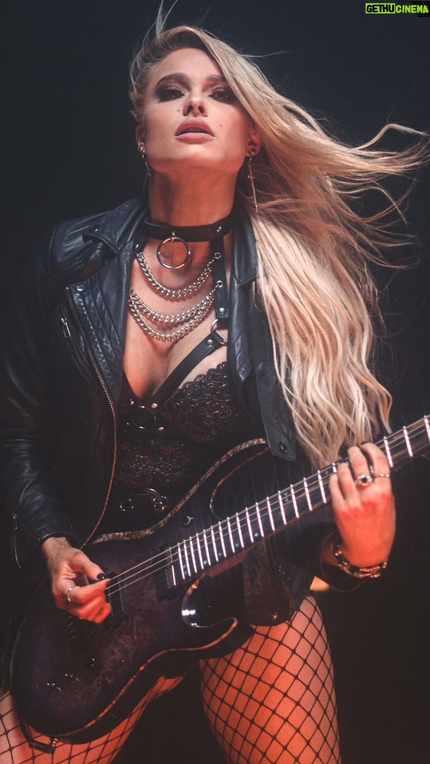 Sophie Lloyd Instagram - What do you guys think of the music video for Imposter Syndrome (feat @officiallzzyhale) head over to my YT channel to watch leave comment wishing Lzzy a big Happy Birthday!! 🖤 Filmed by @videoink_ #impostersyndrome #sophielloyd #lzzyhale #halestorm #sophieguitar #newmusic #rockmusic #guitaristofinstagram #rocknroll #girlguitarist #newrock #rockguitarist