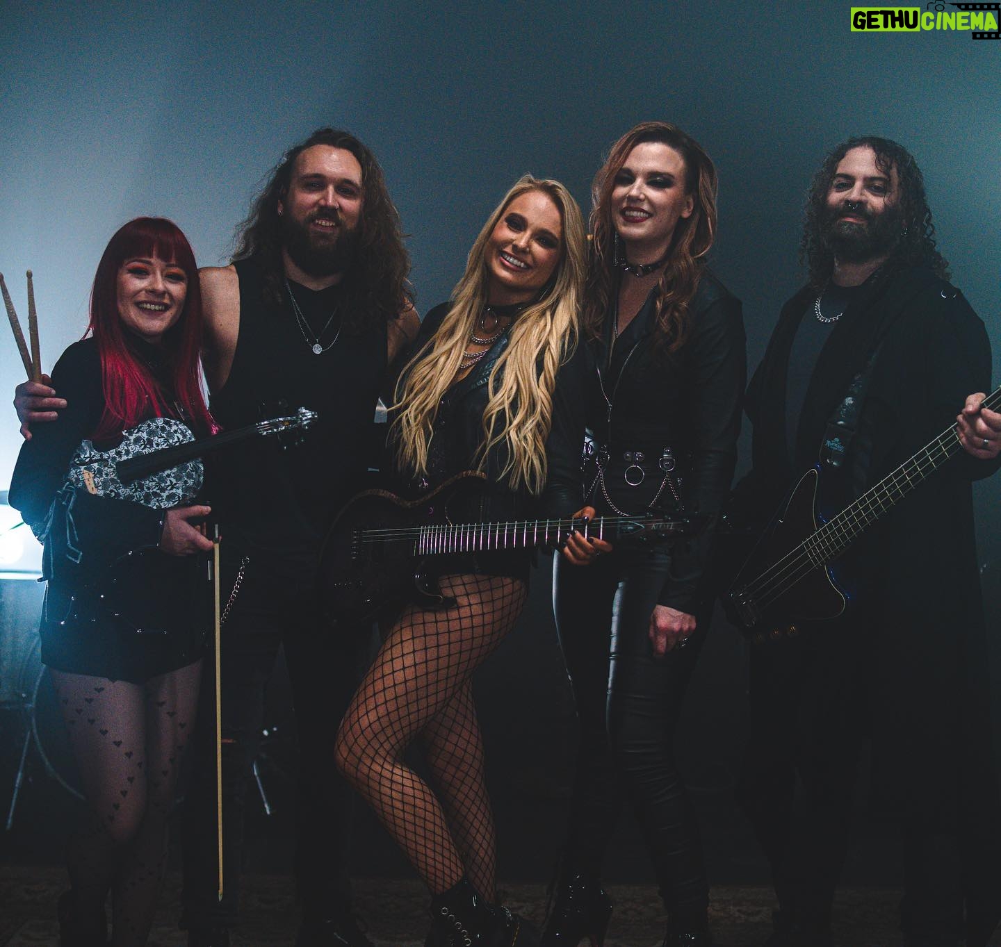 Sophie Lloyd Instagram - The music video for Imposter Syndrome (feat. @officiallzzyhale) is OUT NOW on my YouTube channel! Thankyou so much to everyone that worked so hard on this video, and thankyou to all of you guys supporting me so I can create things like this! Go and check it out on my YouTube channel NOW!! π· @nathersonn π₯ @videoink_ π₯ @painter_1989 πΈ @adamdarat π» @natwillowviolin π @in.templum.ophelia #impostersyndrome #sophielloyd #lzzyhale #halestorm #sophieguitar #newmusic #rockmusic #guitaristsofinstagram #rocknroll #girlguitarist #newrock #rockguitarist #guitarist #videoink