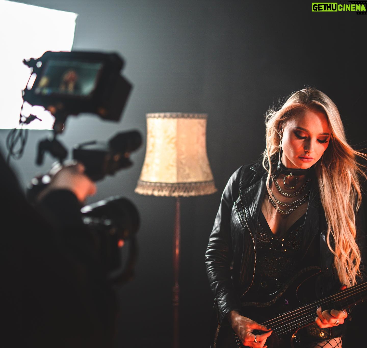 Sophie Lloyd Instagram - The music video for Imposter Syndrome (feat. @officiallzzyhale) is OUT NOW on my YouTube channel! Thankyou so much to everyone that worked so hard on this video, and thankyou to all of you guys supporting me so I can create things like this! Go and check it out on my YouTube channel NOW!! π· @nathersonn π₯ @videoink_ π₯ @painter_1989 πΈ @adamdarat π» @natwillowviolin π @in.templum.ophelia #impostersyndrome #sophielloyd #lzzyhale #halestorm #sophieguitar #newmusic #rockmusic #guitaristsofinstagram #rocknroll #girlguitarist #newrock #rockguitarist #guitarist #videoink