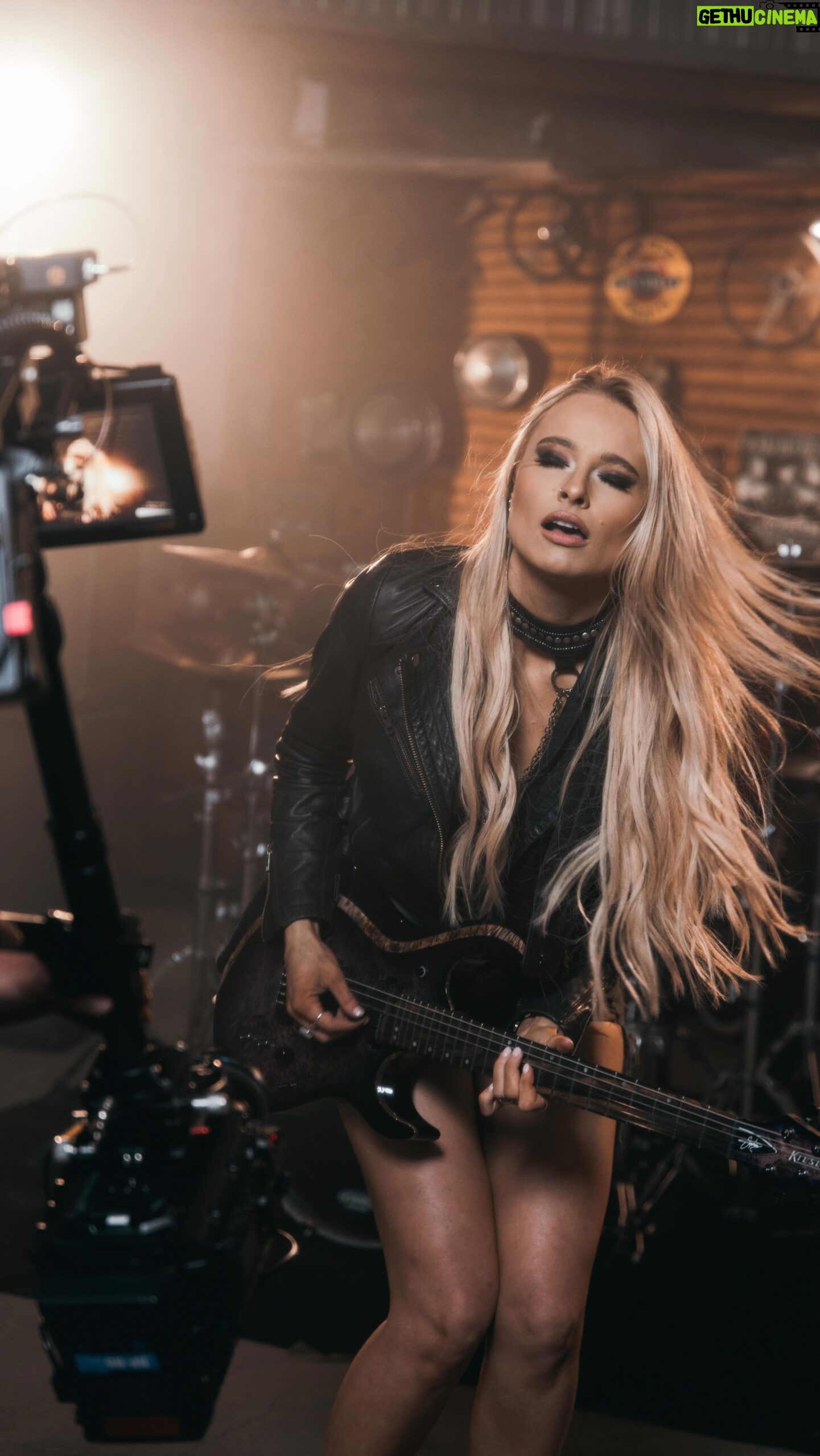 Sophie Lloyd Instagram - Some BTS from the Let it Hurt music video shoot! 🖤 What did you guys think of the video? 🎥 @kyleloftusstudios #letithurt #chrisrobertson #sophielloyd #bts #musicvideo #behindthescenes #rockmusic #heavymusic #guitarist #guitaristsofinstagram