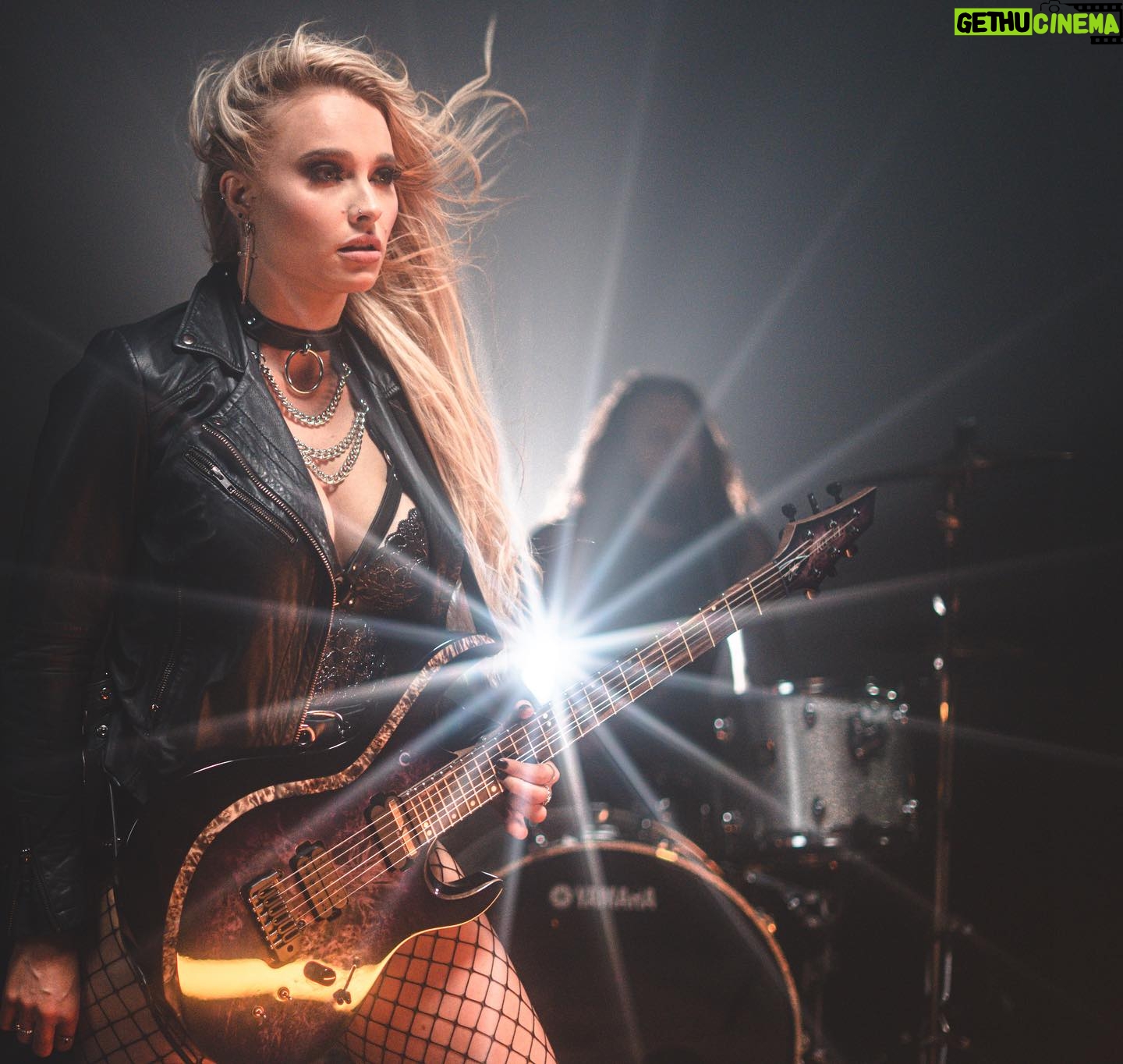 Sophie Lloyd Instagram - The music video for Imposter Syndrome (feat. @officiallzzyhale) is OUT NOW on my YouTube channel! Thankyou so much to everyone that worked so hard on this video, and thankyou to all of you guys supporting me so I can create things like this! Go and check it out on my YouTube channel NOW!! π· @nathersonn π₯ @videoink_ π₯ @painter_1989 πΈ @adamdarat π» @natwillowviolin π @in.templum.ophelia #impostersyndrome #sophielloyd #lzzyhale #halestorm #sophieguitar #newmusic #rockmusic #guitaristsofinstagram #rocknroll #girlguitarist #newrock #rockguitarist #guitarist #videoink