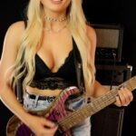 Sophie Lloyd Instagram - Been experimenting with Sultans of Swing, adding some distortion and shred 🤘🏼 Watch the full thing over on my YouTube channel and let me know what you think!! 🖤 🎶 Sultans of Swing - @direstraitshq #sultansofswing #direstraits #rockmusic #guitar #guitarist #guitaristsofinstagram #guitarsolo #girlguitarist #femaleguitarist #rockguitar