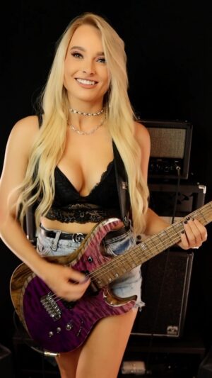 Sophie Lloyd Instagram - Been experimenting with Sultans of Swing, adding some distortion and shred 🤘🏼 Watch the full thing over on my YouTube channel and let me know what you think!! 🖤

🎶 Sultans of Swing - @direstraitshq 

#sultansofswing #direstraits #rockmusic #guitar #guitarist #guitaristsofinstagram #guitarsolo #girlguitarist #femaleguitarist #rockguitar